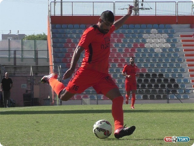 אבי חי עם השער הראשון